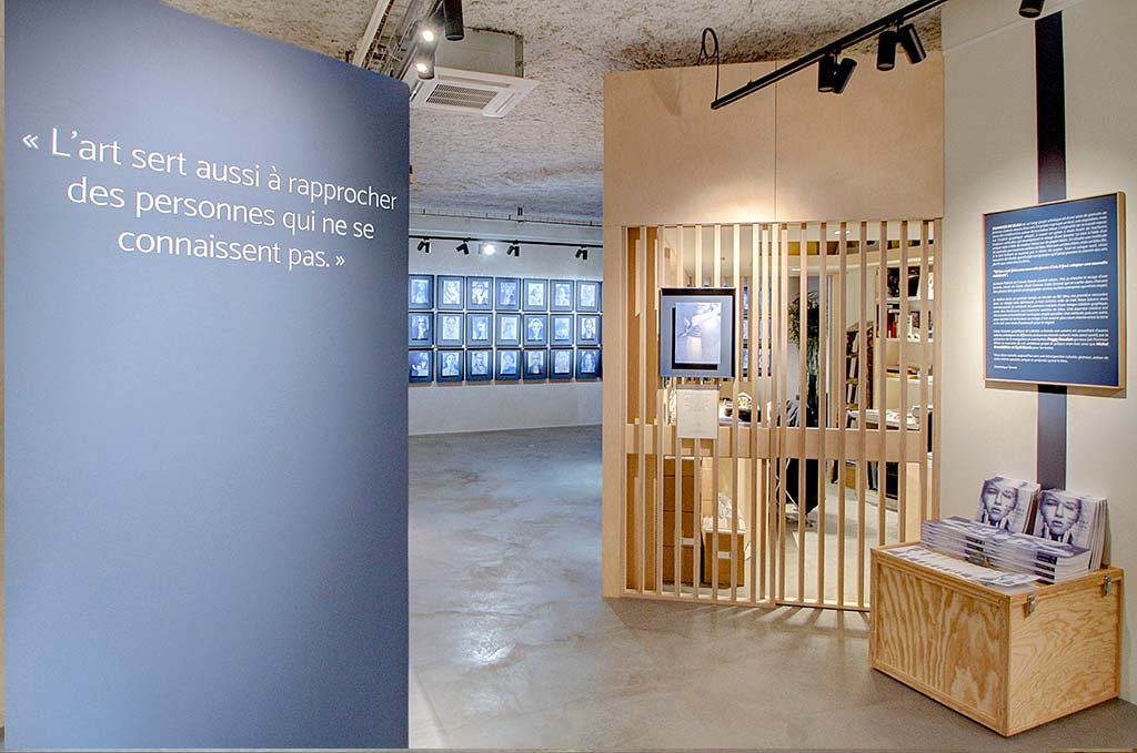 Scénographie exposition Nuances de bleu galerie d'art Dominique Simon, L'Atelier Pigmenté, architecte d'intérieur à Lyon.